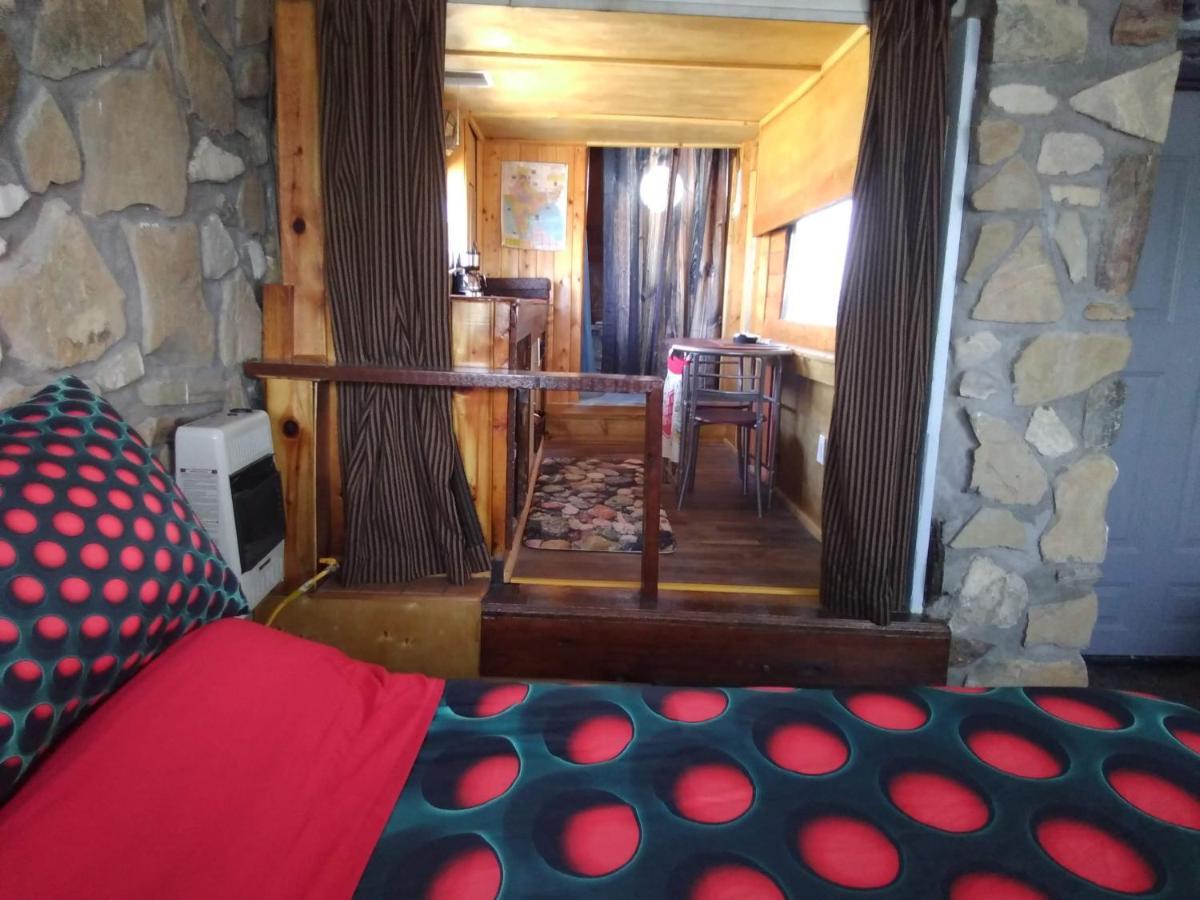 La Loma Del Chivo Llc Stone Cottage Alternative Building Marathon Exteriör bild