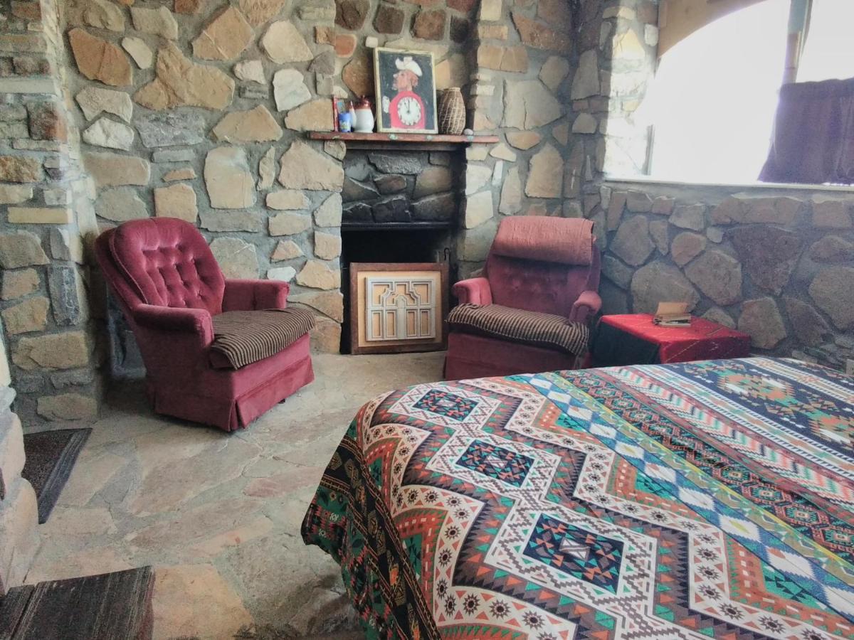 La Loma Del Chivo Llc Stone Cottage Alternative Building Marathon Exteriör bild